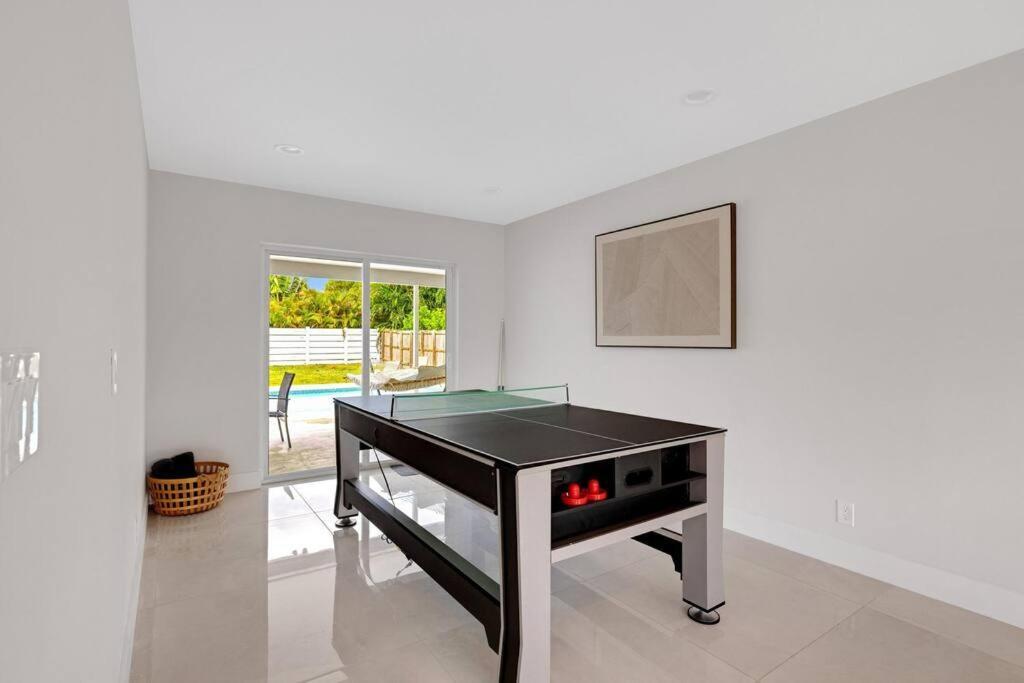 Pool With Gameroom & Concierge Hollywood